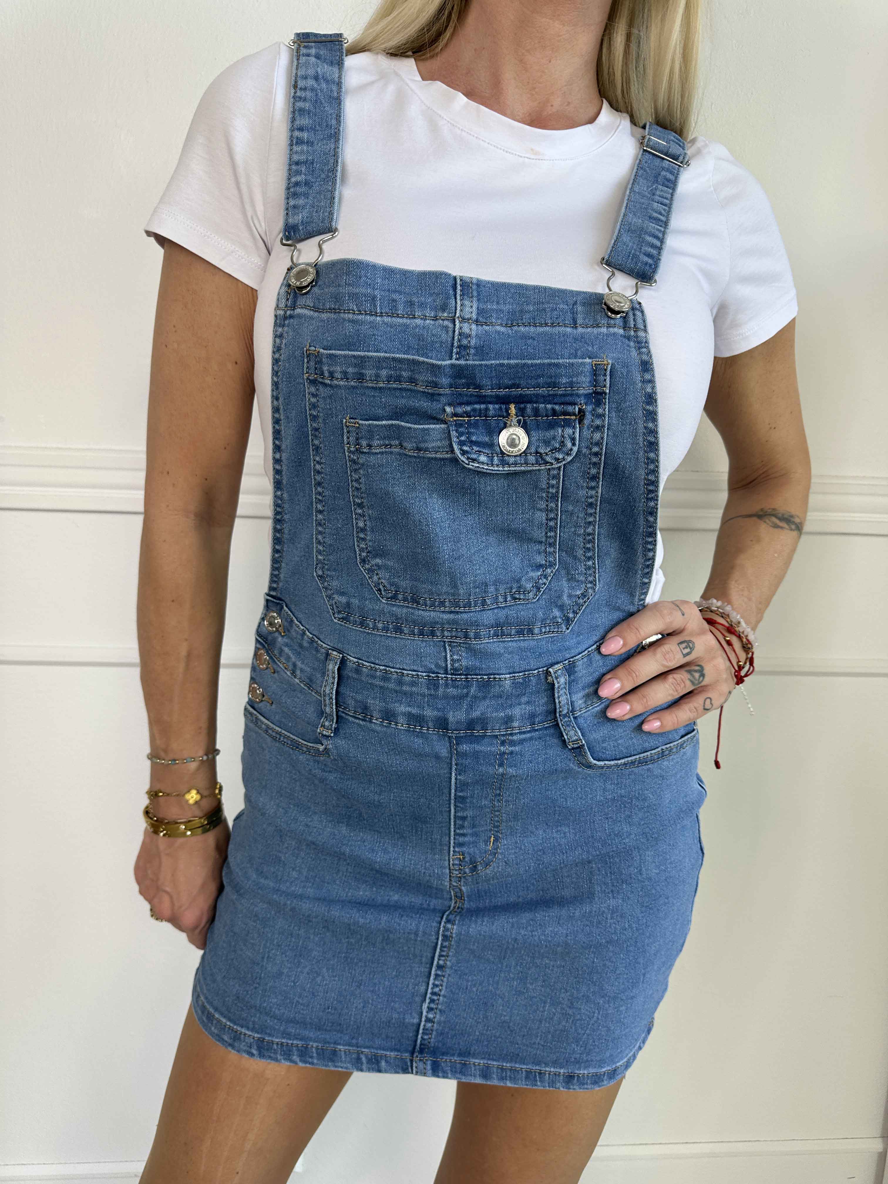 Liva - Smæknederdel i klassisk denim med justerbare seler